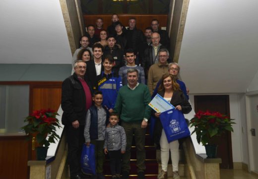O concello de Riveira entrega becas a dezasete deportistas do municipio